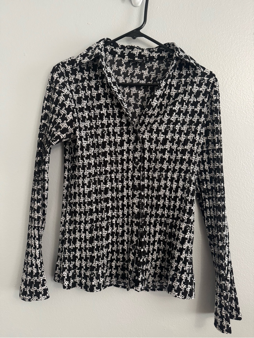Apt. 9 Women’s Size S Black White Geometric Pleated Stretch Long Sleeve Blouse